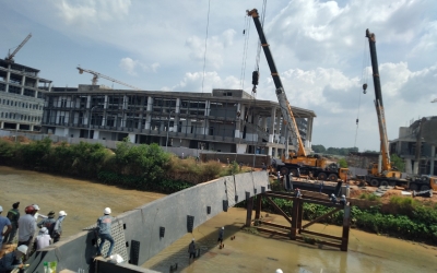 Lắp cầu đi bộ tại công trình Đại Hoc Quốc tế - Bình Dương. 