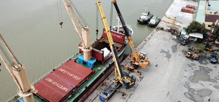 Nâng hạ thiết bị nặng 180 tấn tại cảng tân thuận đông.