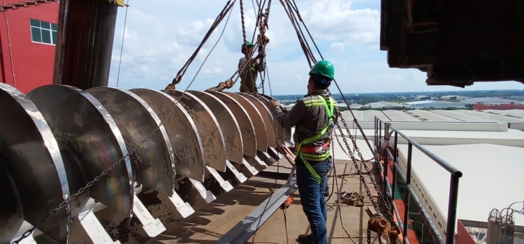 Nâng cẩu và thủ công đưa thiết bị vào vị trí theo yêu cầu tại nhà máy Sailun-Tay Ninh.